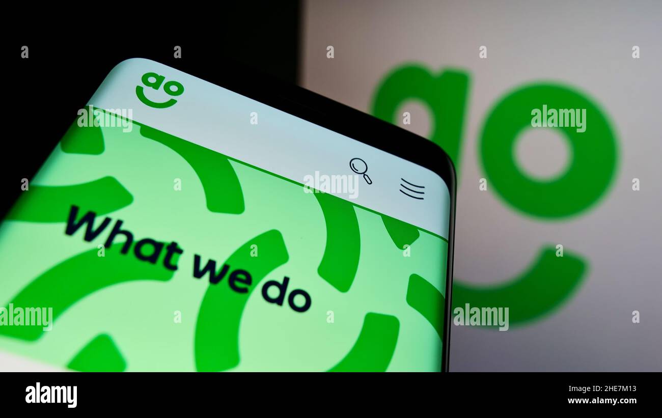 Smartphone avec le site Web de la société britannique de vente en ligne AO World plc à l'écran devant le logo de l'entreprise.Faites la mise au point dans le coin supérieur gauche de l'écran du téléphone. Banque D'Images Smartphone avec le site Web de la société britannique de vente en ligne AO World plc à l'écran devant le logo de l'entreprise.Faites la mise au point dans le coin supérieur gauche de l'écran du téléphone. Banque D'Images