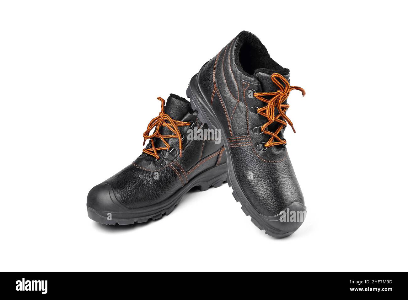 bottes chaudes noires avec lacets orange, bottes de randonnée, bottes de travail chaudes, chaussures pour hommes, fond blanc gros plan sélectif Banque D'Images