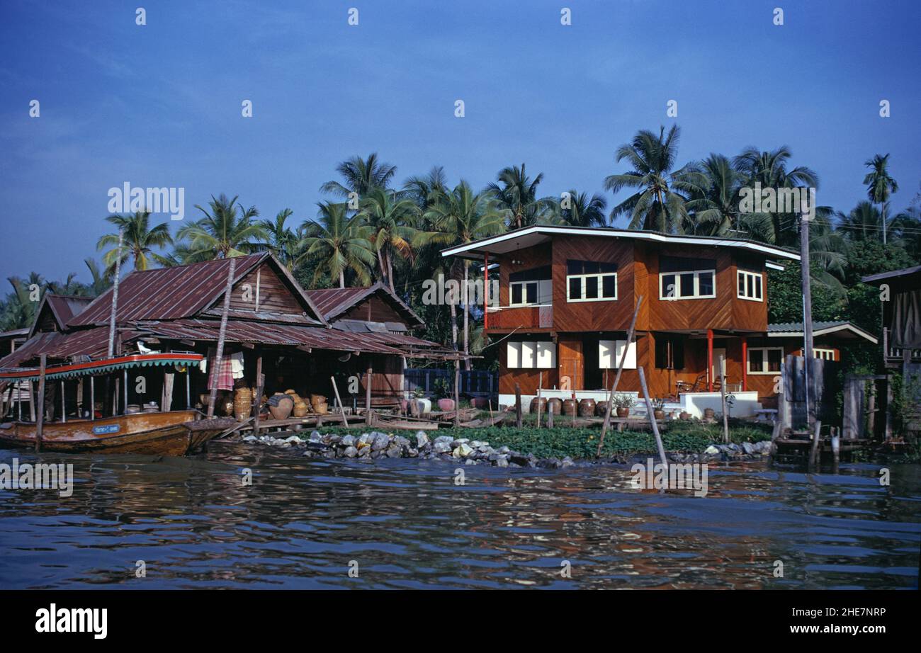 Thaïlande.Bangkok.Maisons en bord de rivière. Banque D'Images