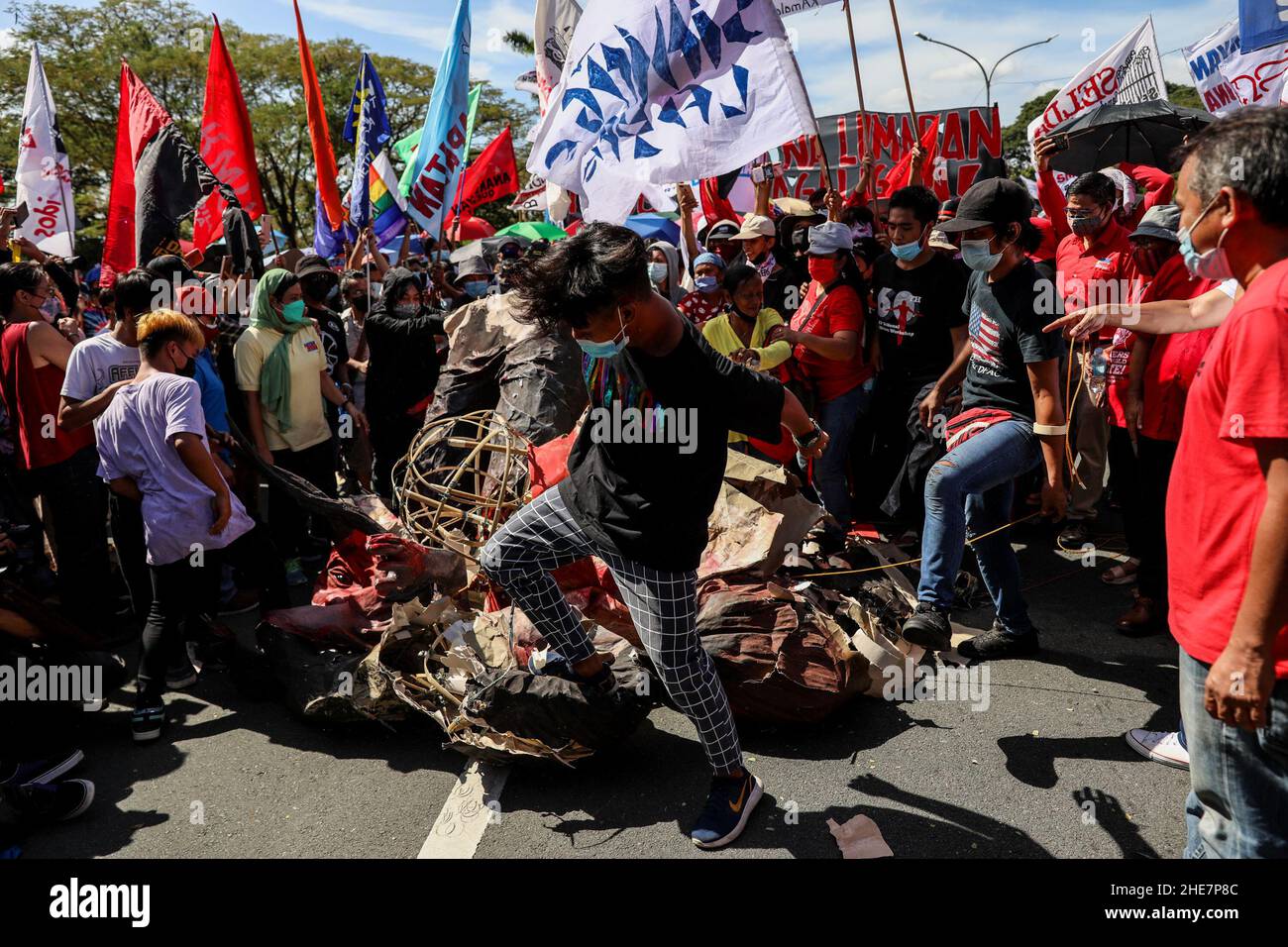 Les manifestants détruisent une effigie du président philippin Rodrigo Duterte lors d'une manifestation pour marquer la Journée internationale des droits de l'homme de 73rd à l'Université des Philippines à Quezon City, dans la région métropolitaine de Manille.Des milliers d'activistes de divers groupes se sont rassemblés contre la mise en œuvre de la loi anti-terroriste controversée et contre des violations présumées des droits de l'homme, y compris des attaques contre des travailleurs des médias et des exécutions extrajudiciaires présumées dans la répression du Président Duterte contre les drogues illégales.Philippines. Banque D'Images