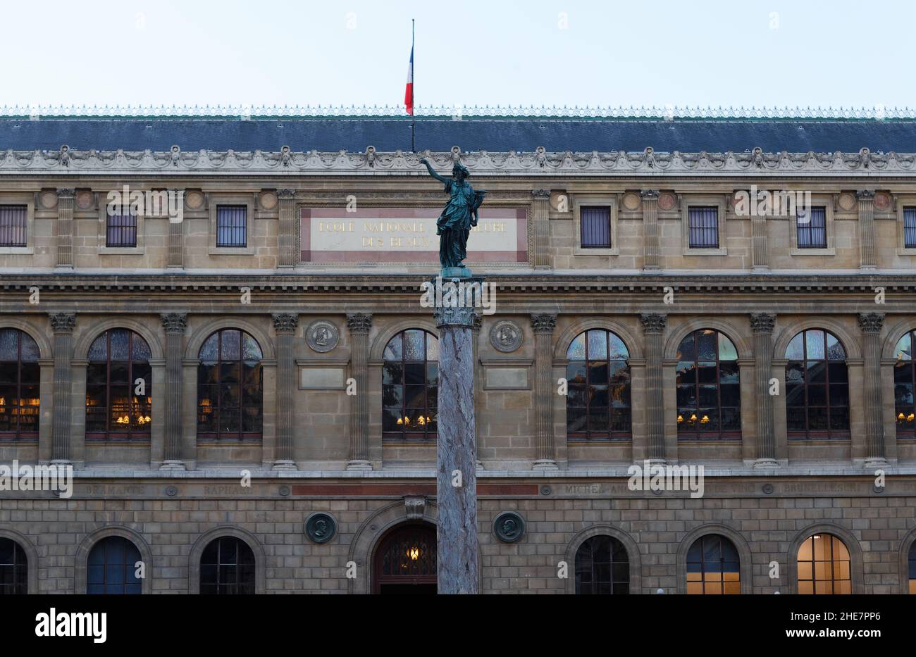 L'école nationale des beaux-arts de Paris est une école française dont la mission première est de fournir une éducation artistique de haut niveau .Il est situé à Saint Banque D'Images