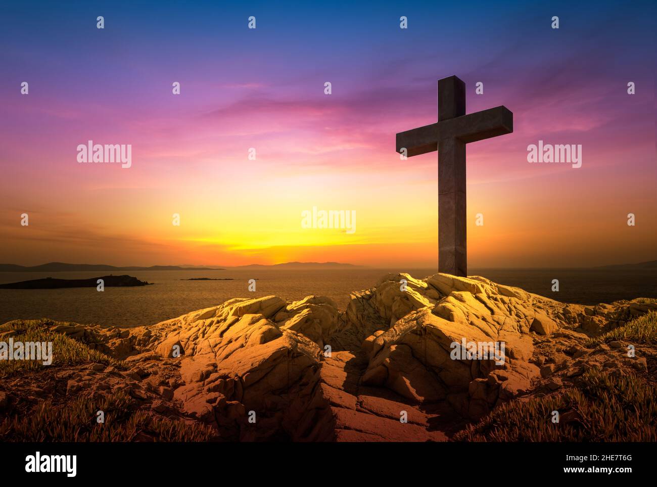 Concept de la mort, de la crucifixion et de la résurrection.Croix chrétienne au crépuscule. Banque D'Images