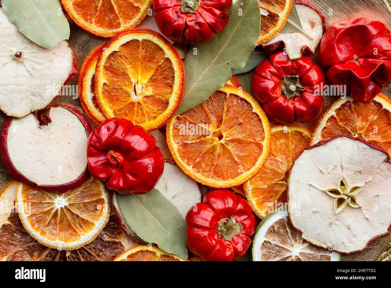 directement au-dessus de la dose de tranches d'orange et de fruits séchés.Décorations de Noël Banque D'Images