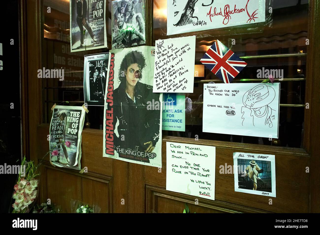 Fleurs et messages d'hommage des fans de Michael Jackson devant le Lyric Theatre de Londres. Banque D'Images