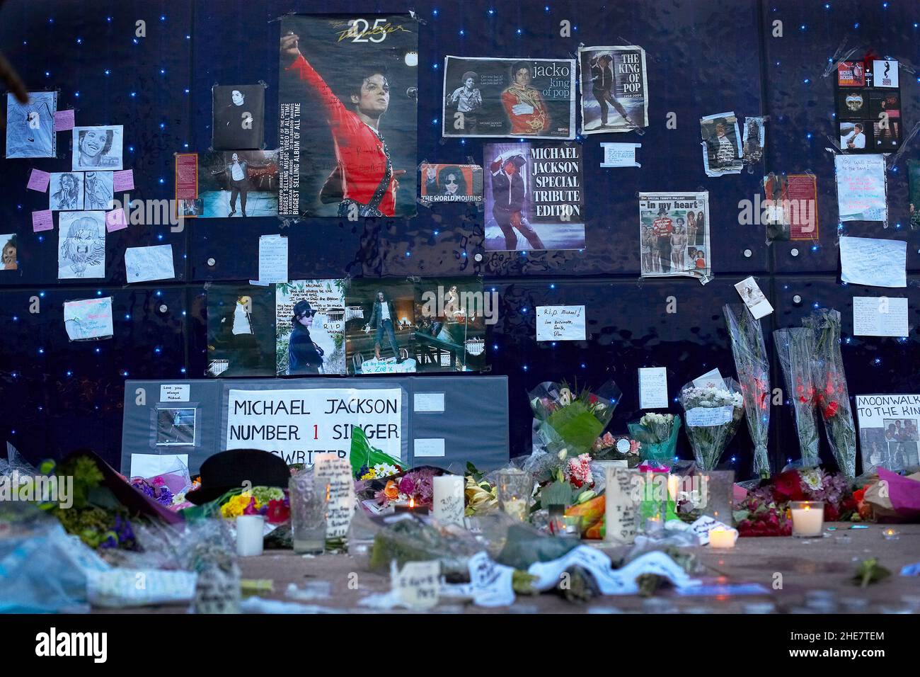 Hommage à Michael Jackson, roi de la pop, à l'extérieur du O2 Arena de Londres, Angleterre Banque D'Images
