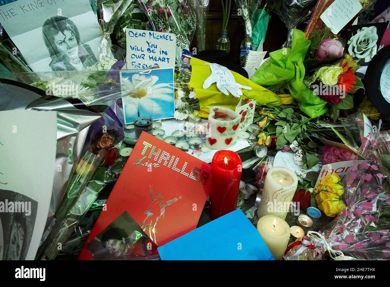Fleurs et messages d'hommage des fans de Michael Jackson devant le Lyric Theatre de Londres. Banque D'Images
