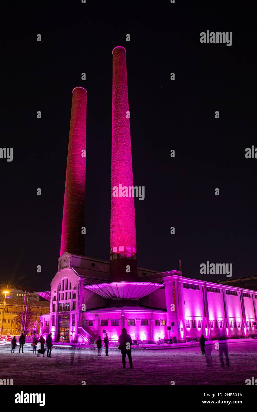 Caravan rose.Installation d'art léger par Ainu Palmu.Kattilahalli avec cheminées hautes illuminées en rose lors du Lux Helsinki Light Art Festival. Banque D'Images