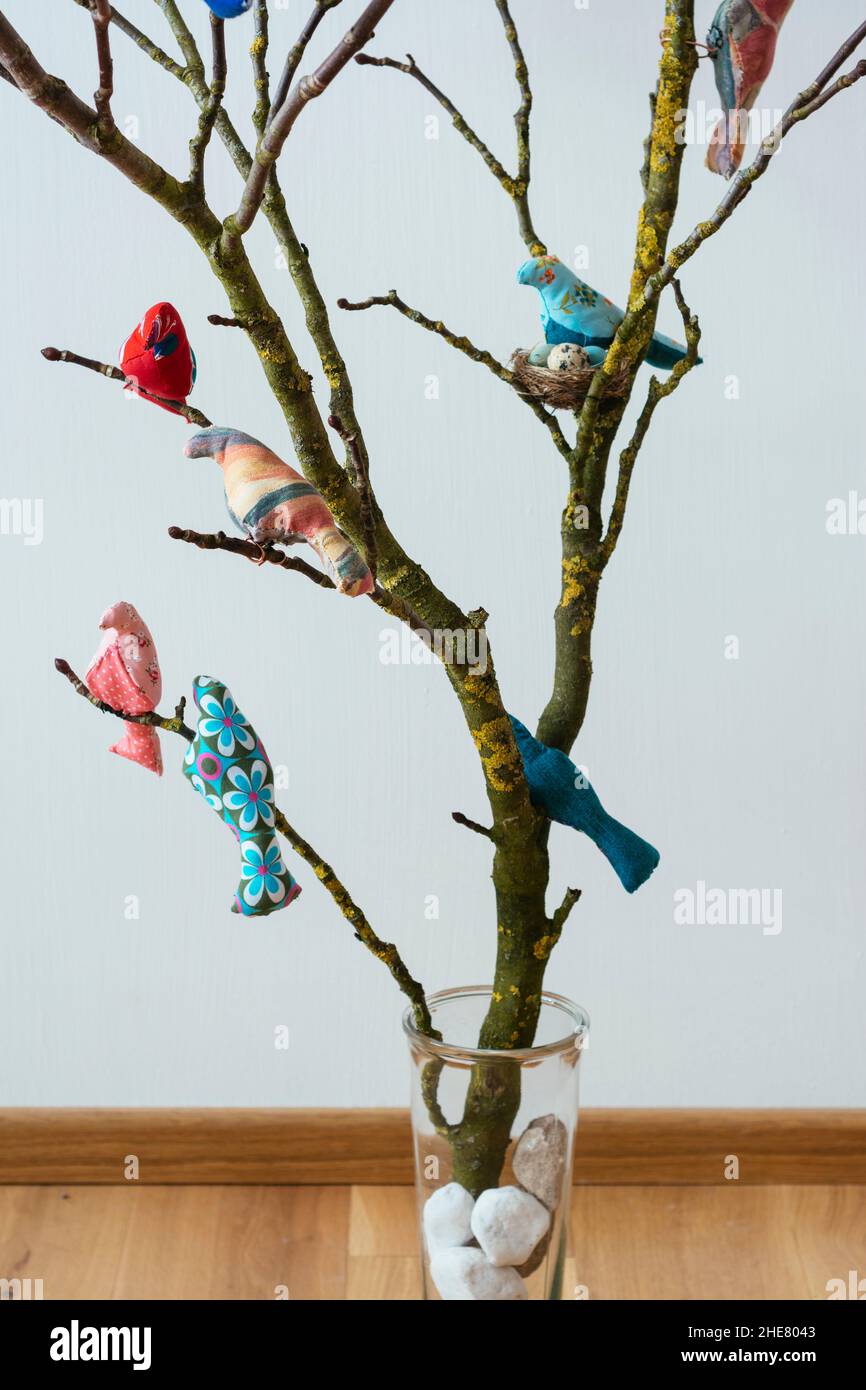 Les branches sont plus douces pour les oiseaux faits à la main. Banque D'Images