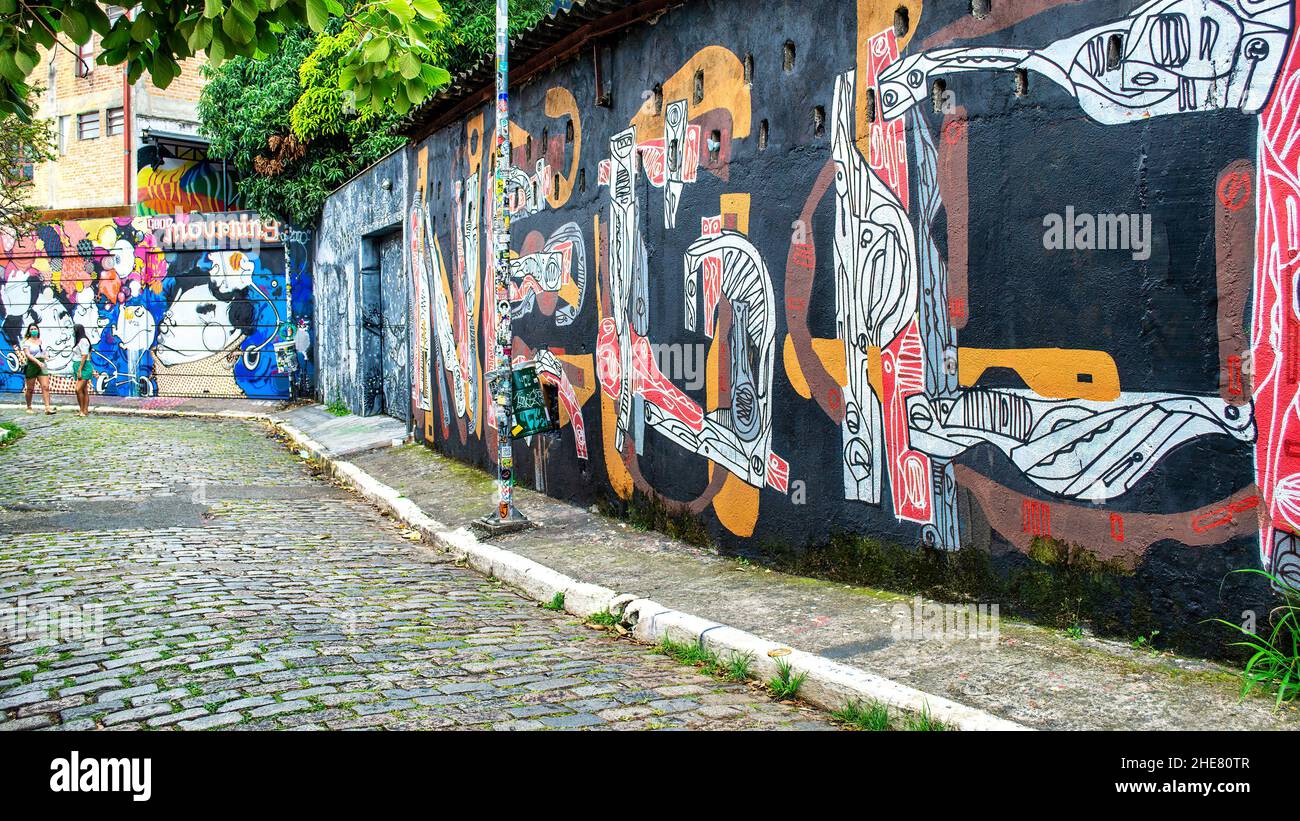 Rue pavée étroite et art urbain dans le Batman Alley.Le Beco de Batman est un lieu célèbre et une attraction touristique majeure de la ville. jan.9 Banque D'Images