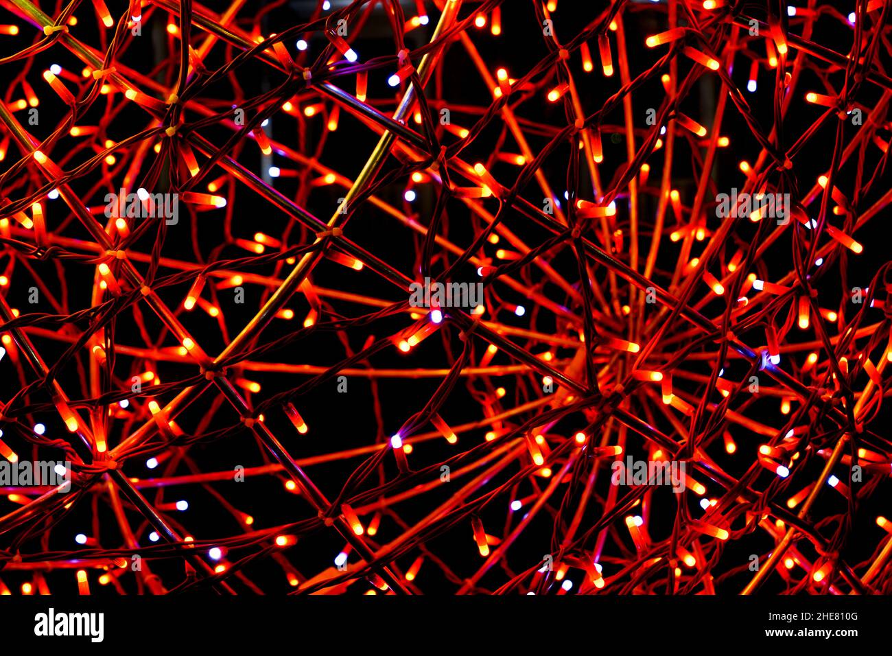lumières abstraites rouges colorées et réseau de fils sur fond noir Banque D'Images