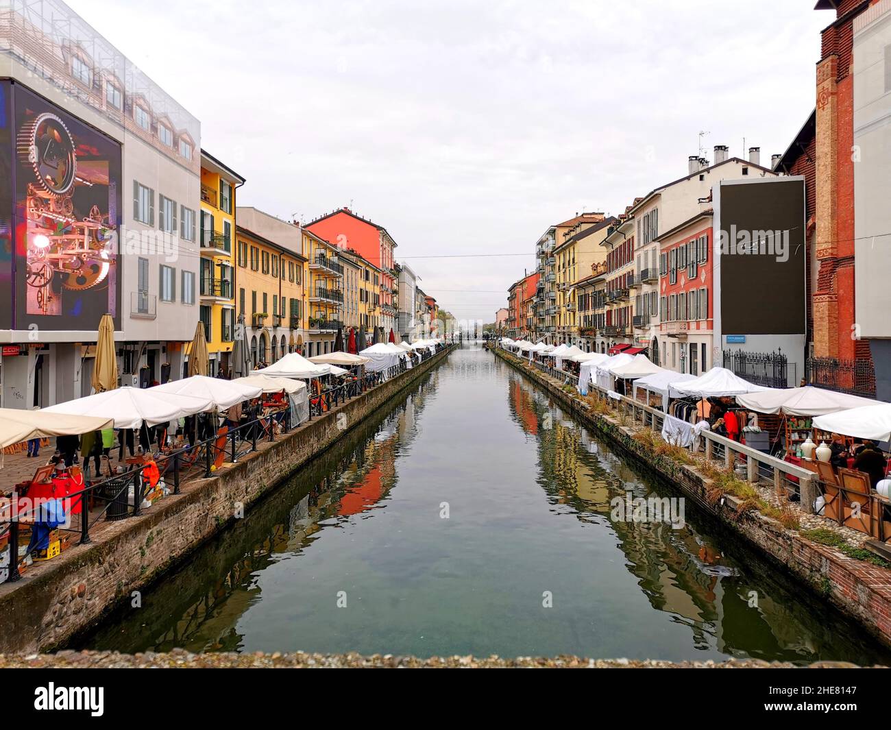 Point de disparition d'un marché aux puces à travers Navigli à Milan, Italie Banque D'Images