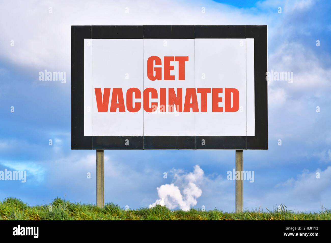 Panneau d'affichage avec le texte « Get vaccine » en caractères gras rouges Banque D'Images