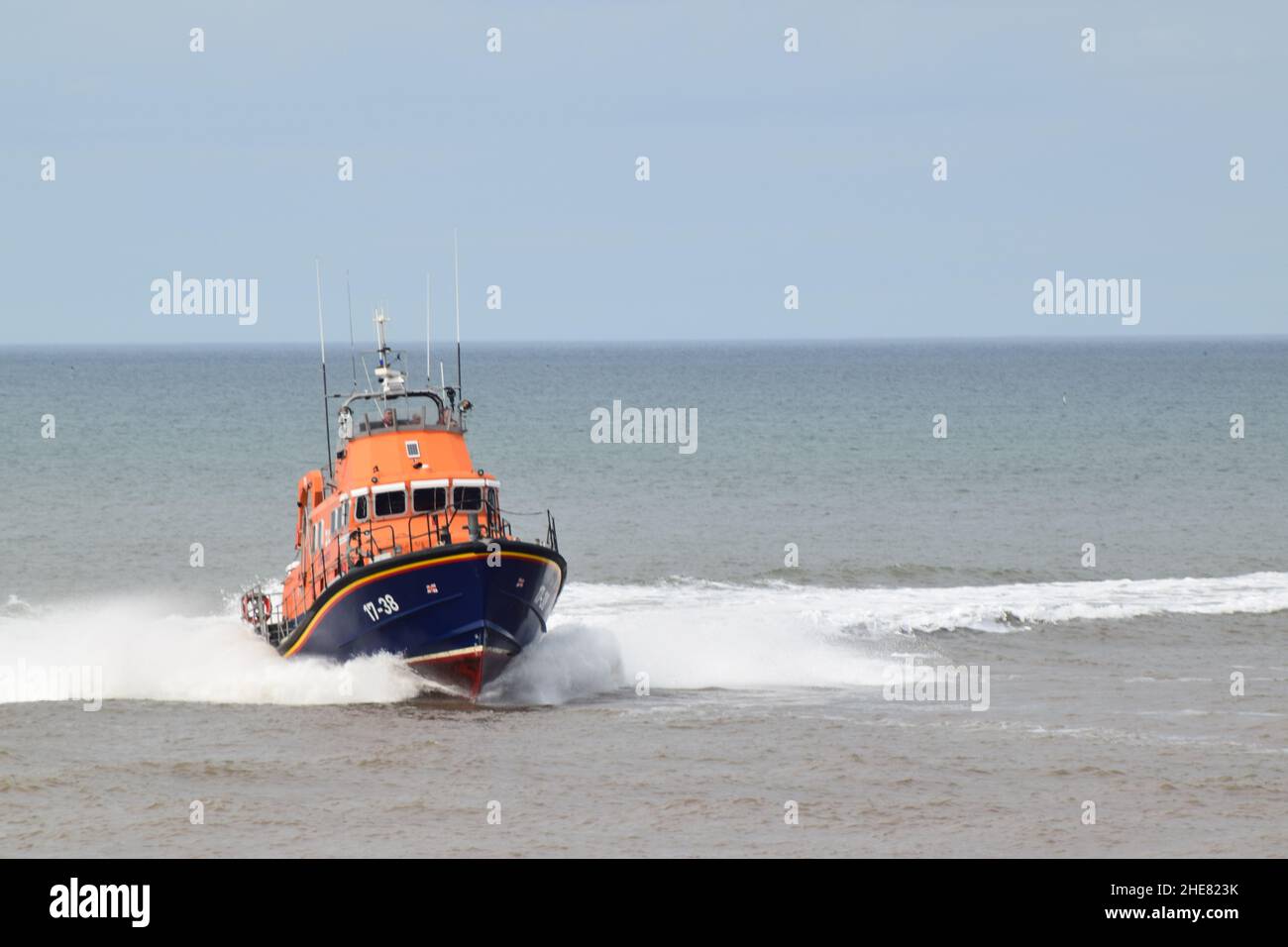 RNLI Humber Lifeboat et Withernsea RNLI Inshore Lifeboat en mer du Nord Banque D'Images