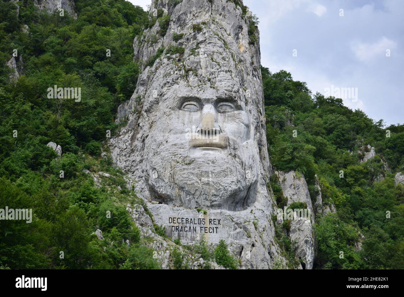 La sculpture du roi Decebalus dans un rocher de montagne. Banque D'Images