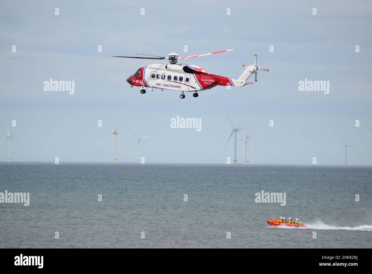 UK HM Coastguard Helicopter dans les manœuvres d'entraînement avec RNLI Humber Lifeboat et Withernsea RNLI Inshore Rescue Lifeboat Banque D'Images