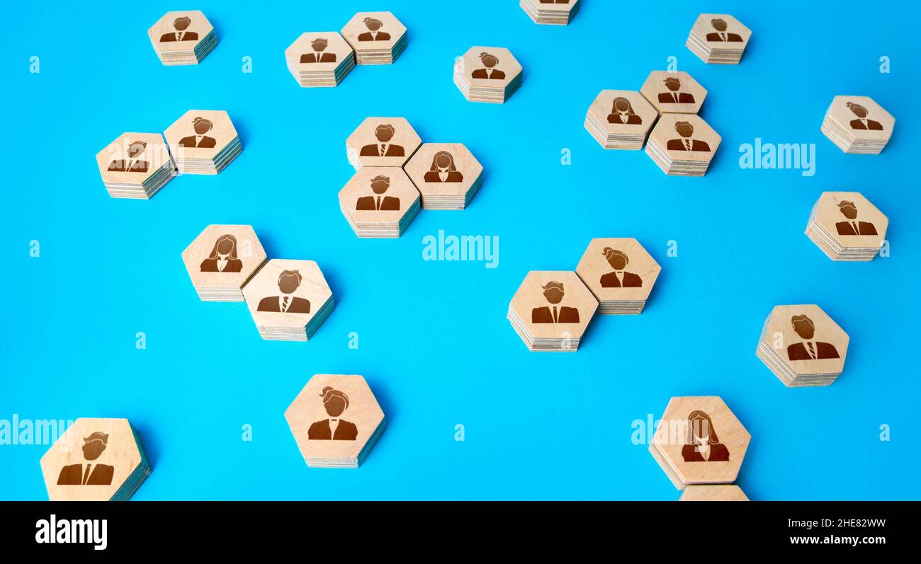 Hommes d'affaires sur des chiffres hexagonaux.Recherche de candidats, embauche de nouveaux employés pour les postes vacants.Ressources humaines.Gestion du personnel.Communicati Banque D'Images