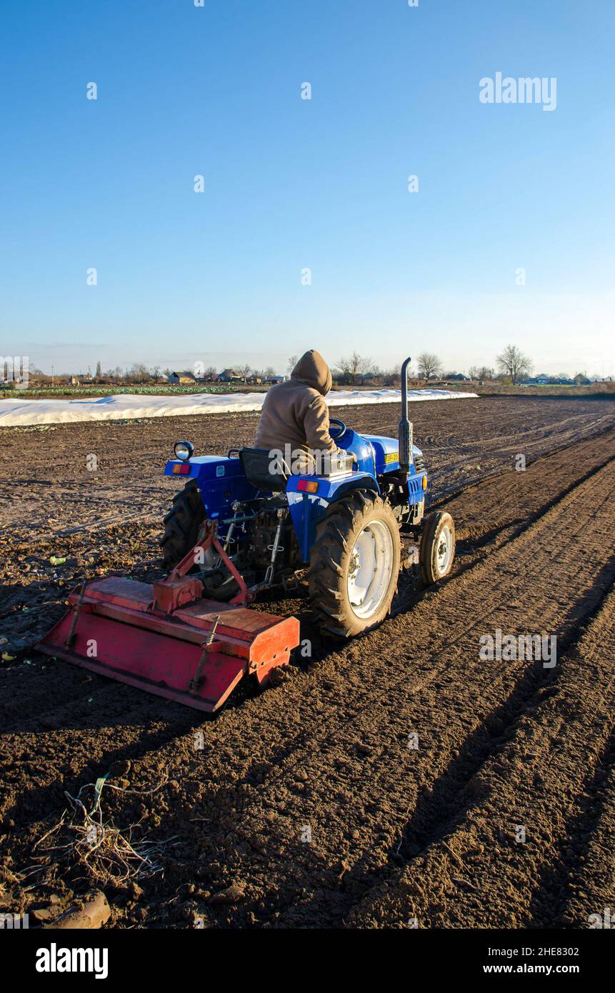 Oblast de Kherson, Ukraine - 12 novembre 2021 : l'agriculteur cultive le champ agricole.Travailleur saisonnier.Recruter des travailleurs pour conduire sur mac agricole Banque D'Images