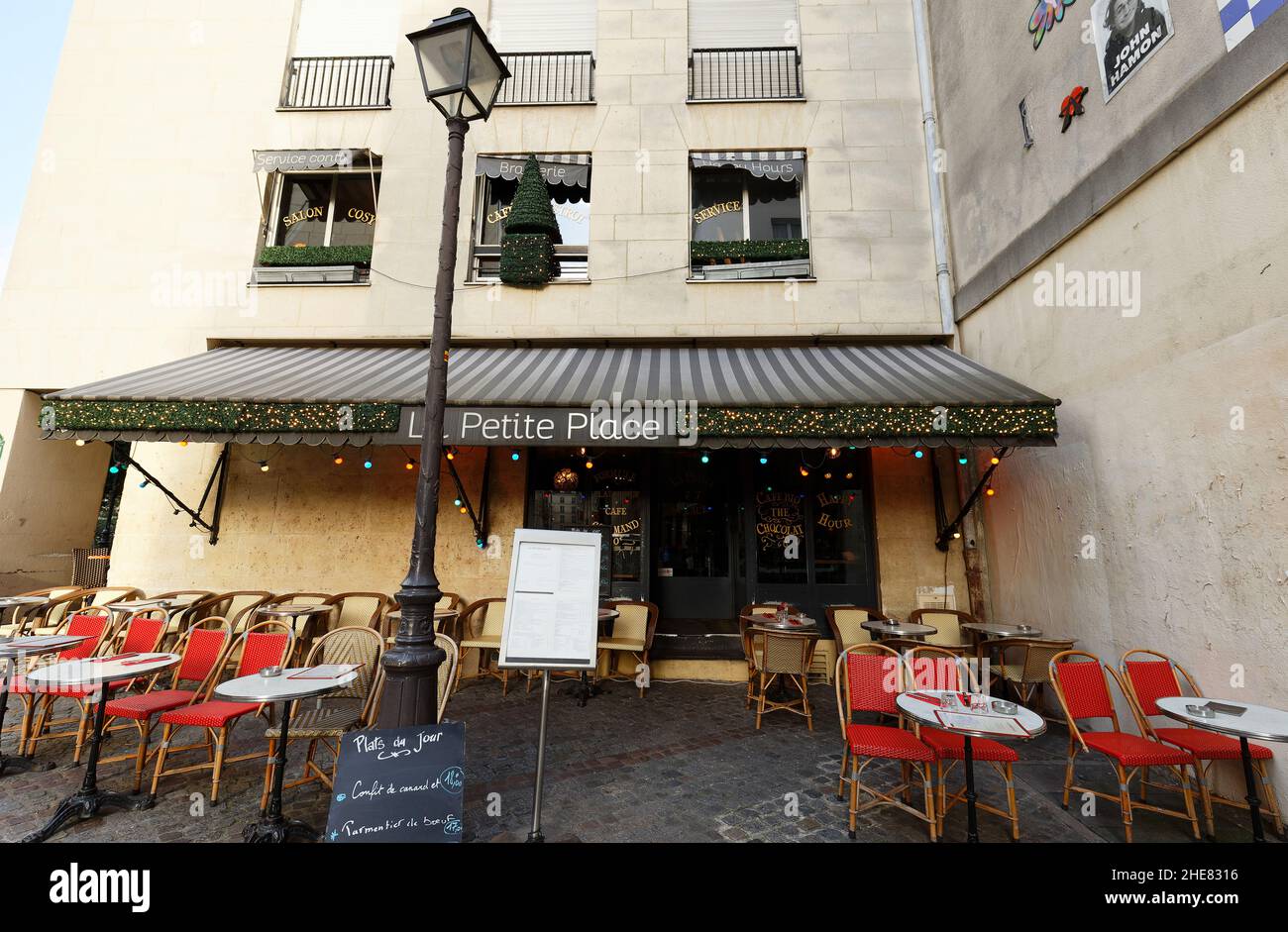 Le café traditionnel français la petite place est situé dans le quartier du Marais à Paris, en France. Banque D'Images