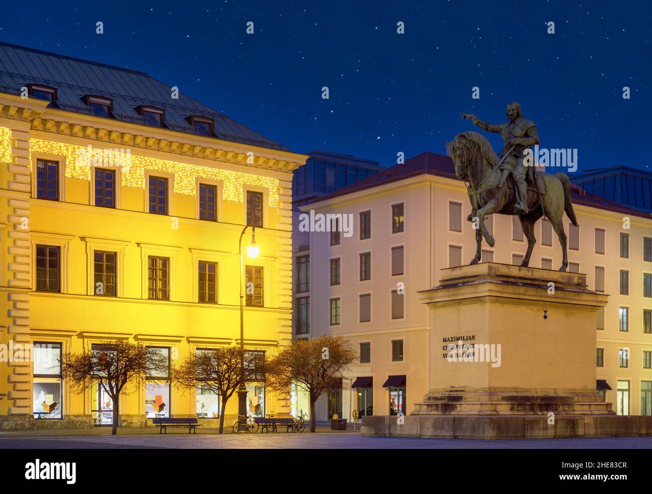 Wittelsbacher Platz à Munich la nuit, Bavière, Allemagne Banque D'Images