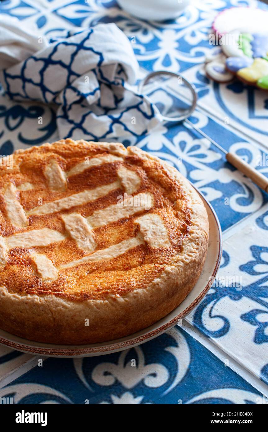 Tarte à la ricotta italienne avec raisins secs.Pâtisserie populaire de Pâques. Banque D'Images