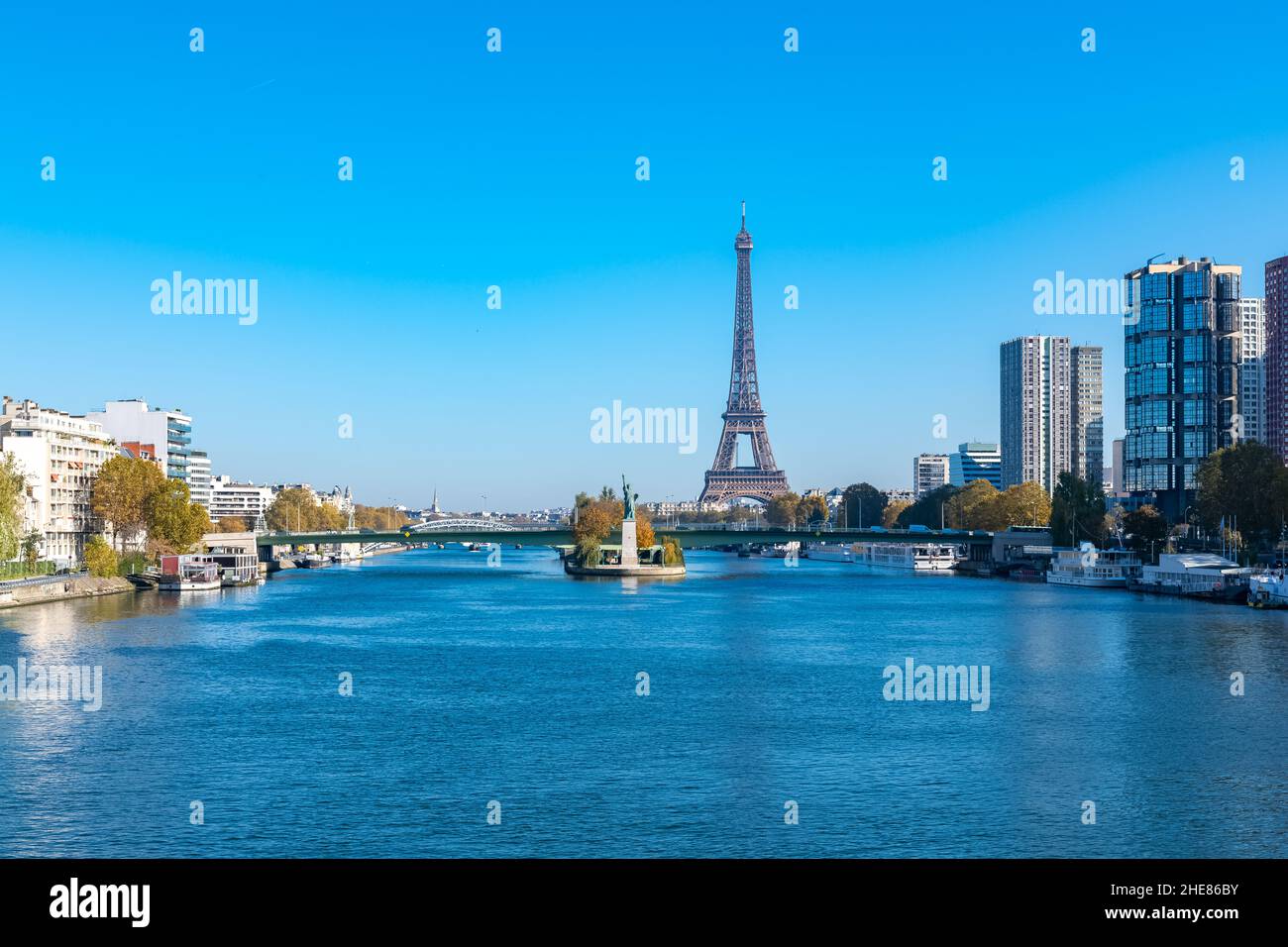 Paris, le pont Grenelle sur la Seine, avec la statue de la liberté, et la Tour Eiffel en arrière-plan Banque D'Images