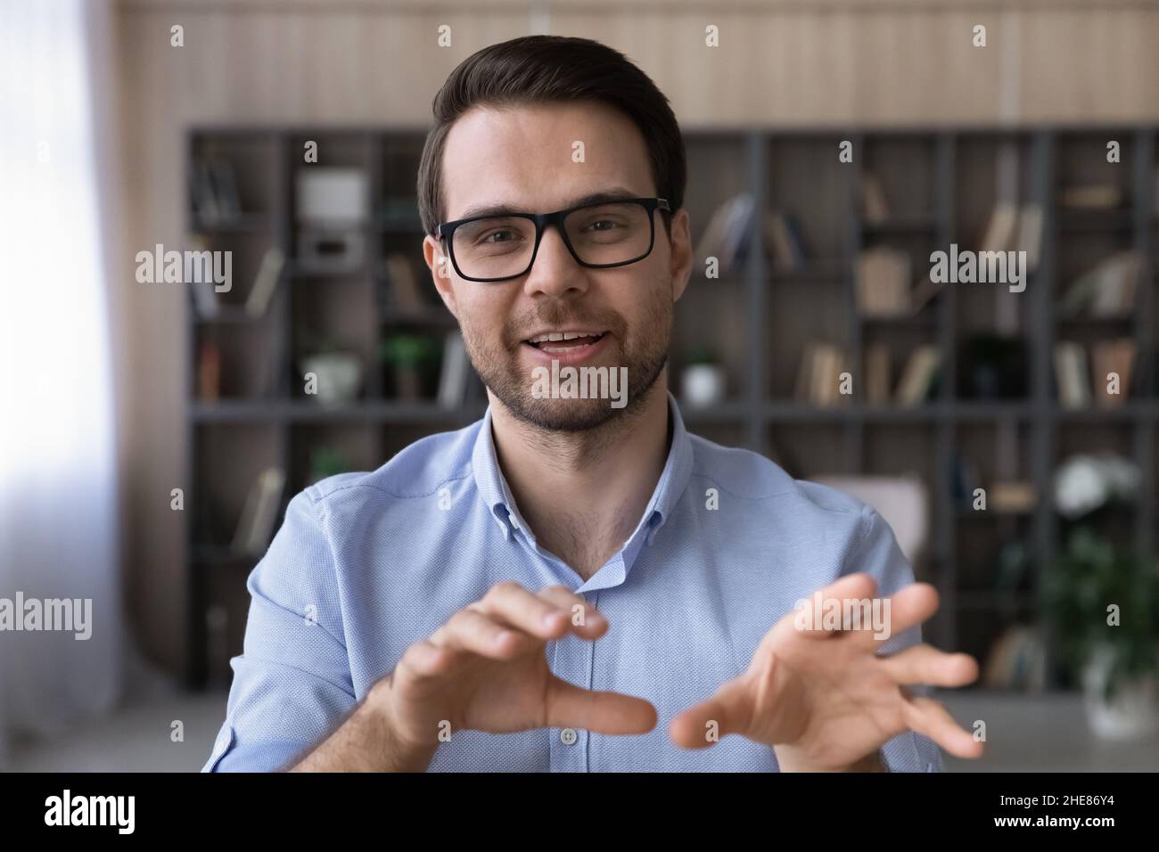Tête portrait homme d'affaires en lunettes parlant, en faisant appel vidéo Banque D'Images
