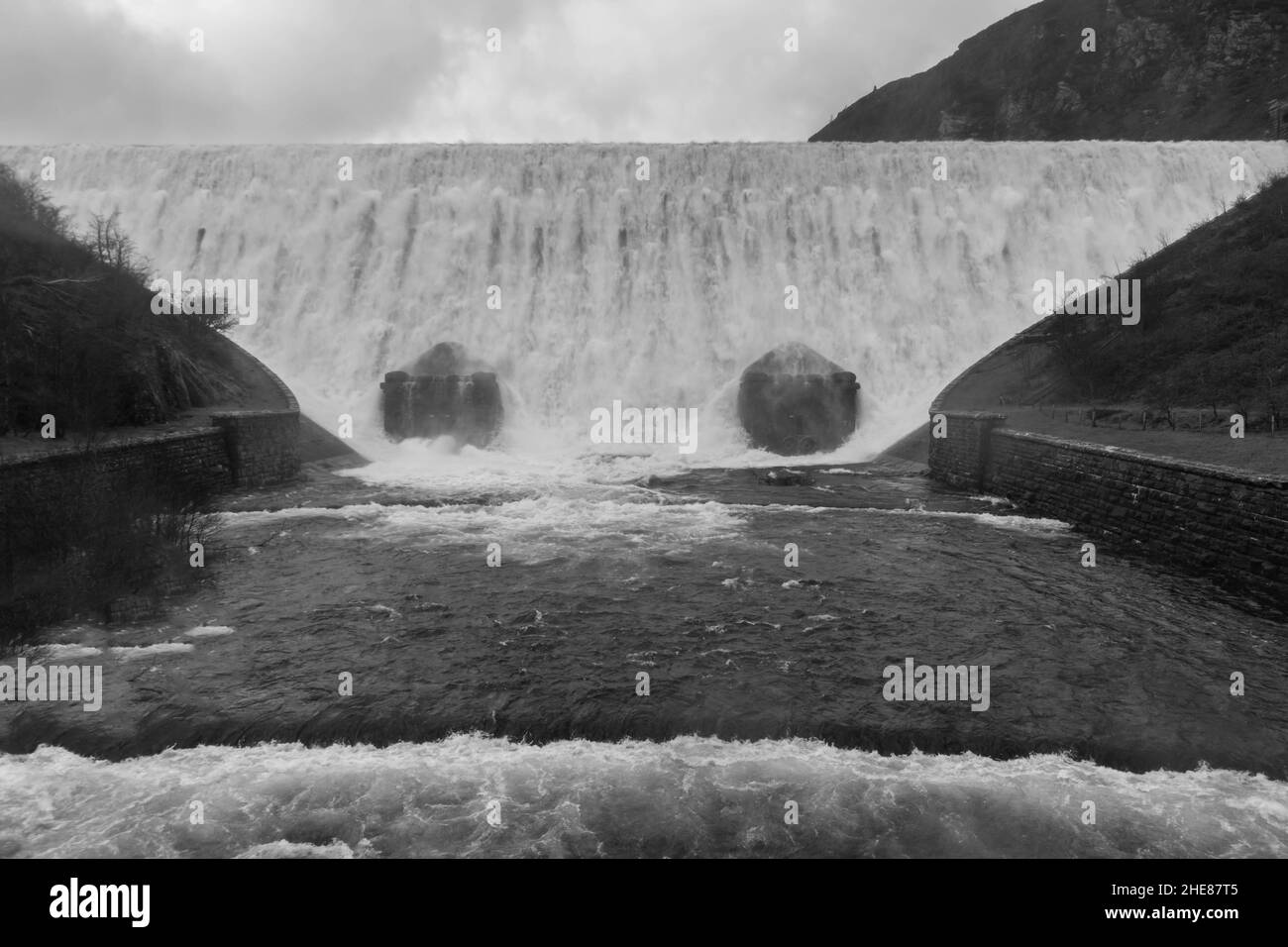 Après une forte pluie au pays de Galles, torrents de cascade d'eau au-dessus du barrage Cabon Coch dans la vallée Elan Powys, au Royaume-Uni.Décembre 2021. Banque D'Images