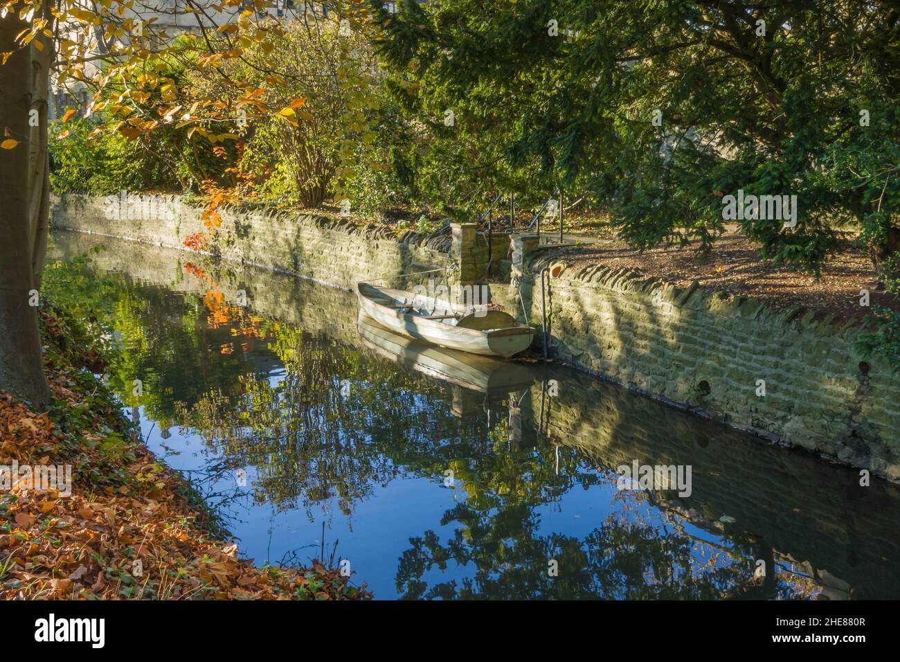 Réflexions d'arbres et d'un bateau amarré sur la rivière Cherwell Oxford Angleterre, Royaume-Uni.Novembre 2021 Banque D'Images