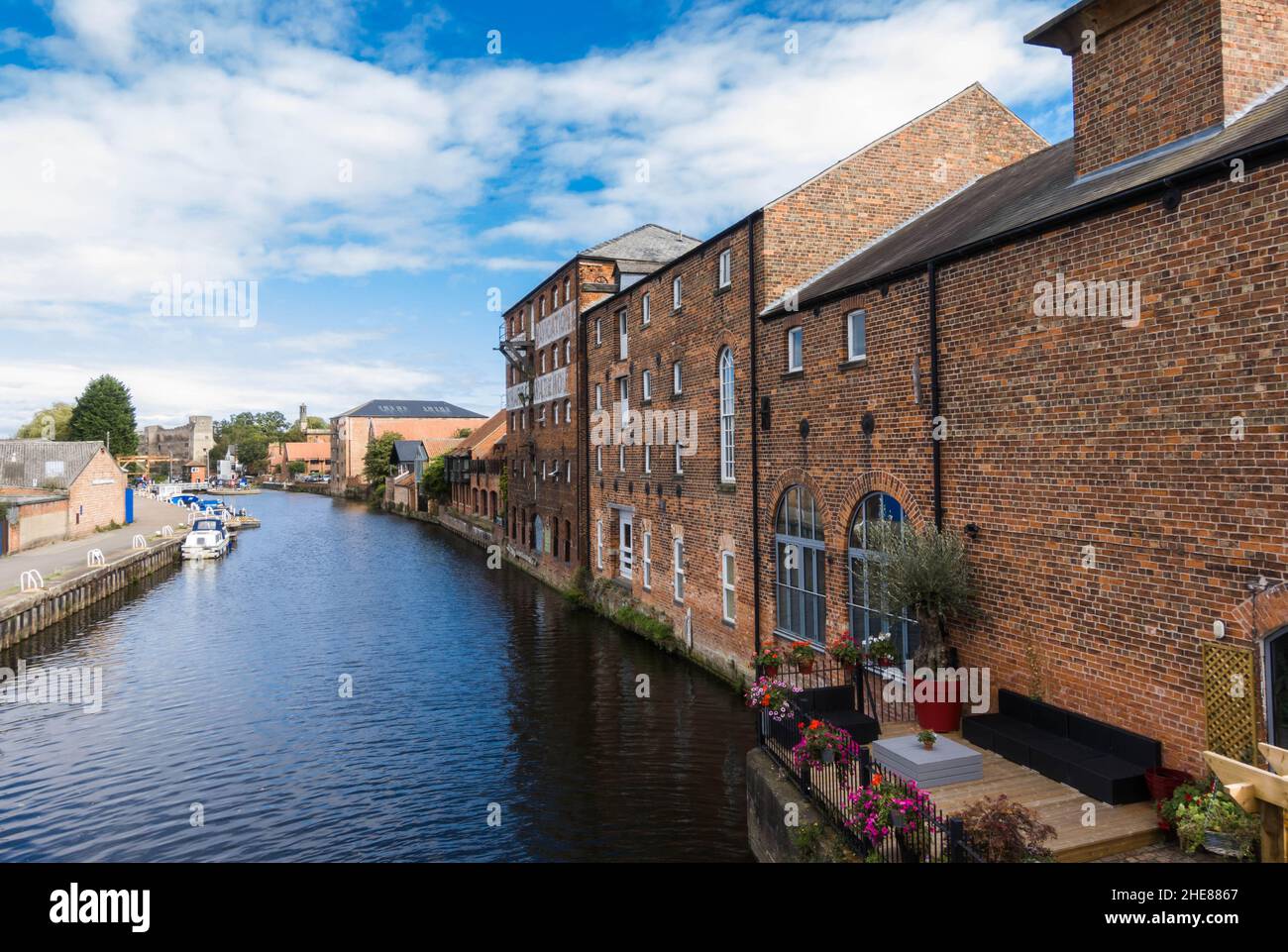 La rivière Trent depuis le pont Mill Lane en direction du château de Newark, Newark on Trent England UK.Septembre 2021 Banque D'Images