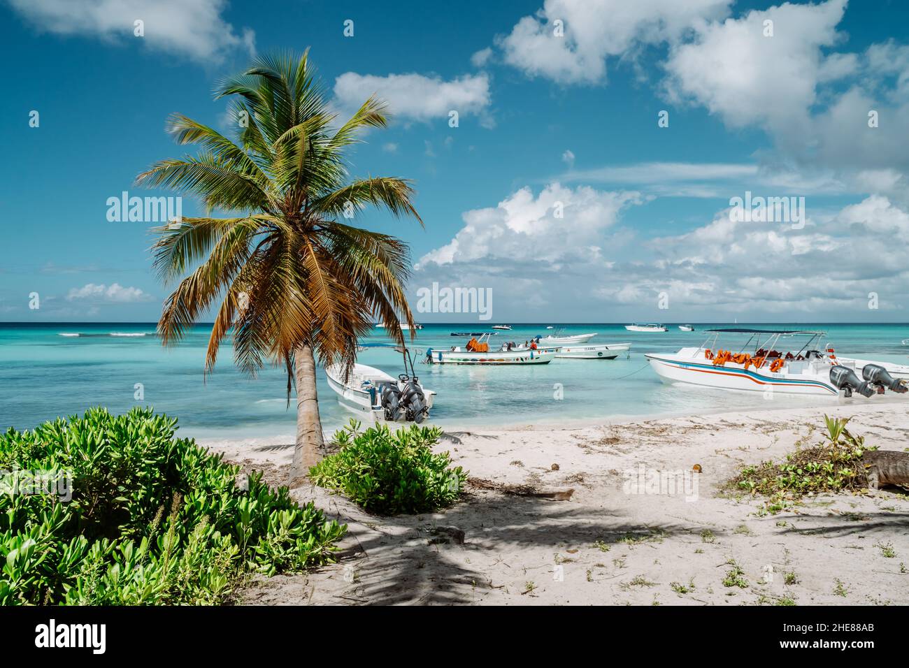 Photo de bateaux sur la plage blanche de l'île Soana des Caraïbes Banque D'Images