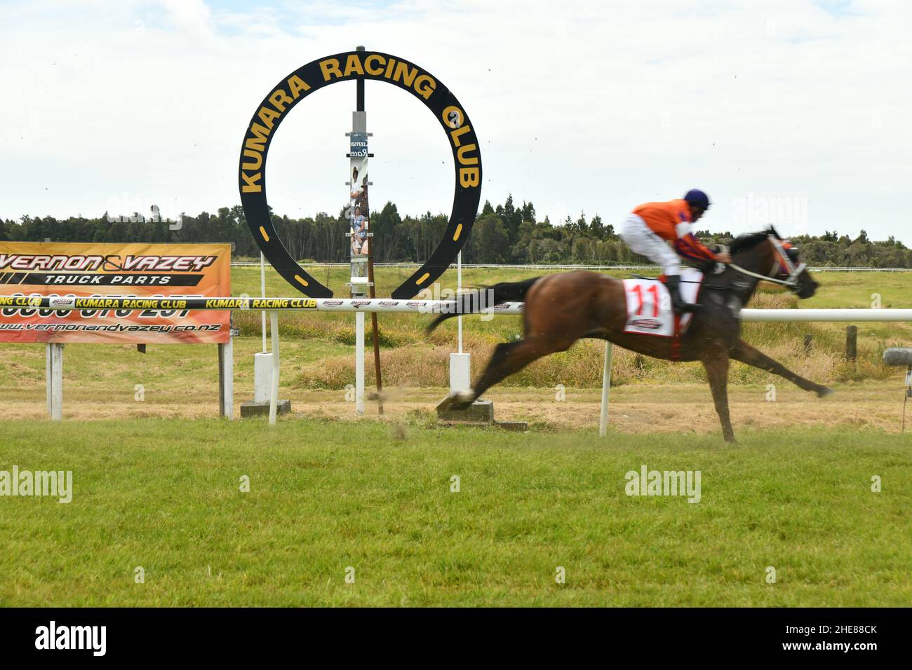 KUMARA, NOUVELLE-ZÉLANDE, 8 JANVIER 2022 ; les jockeys montent dur à la ligne d'arrivée dans une course à la compétition Golden Nuggets à l'hippodrome de Kumara, 8 janvier 2022 . Banque D'Images