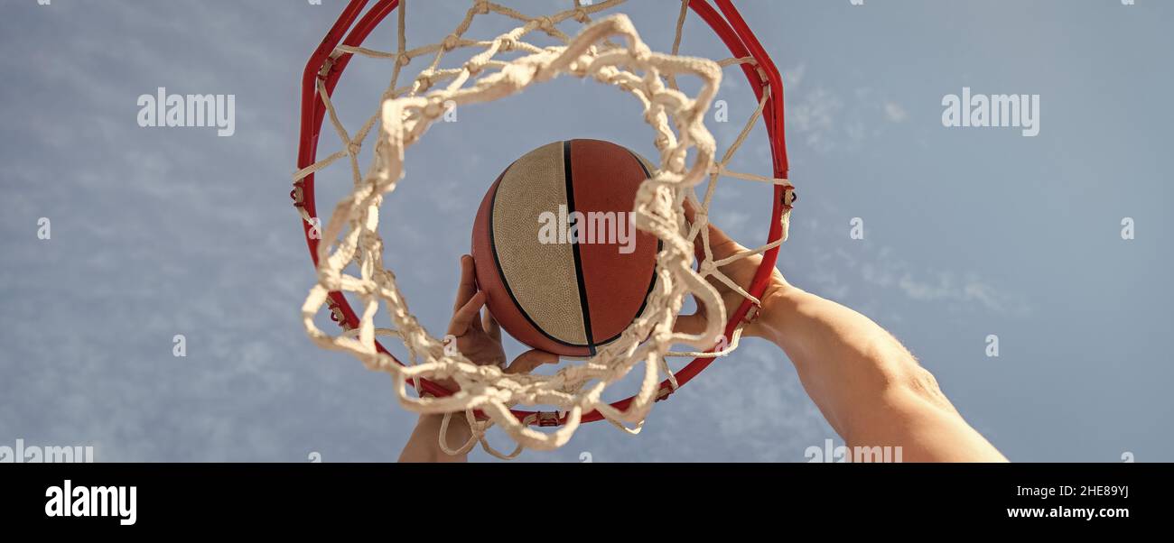 main et basket-ball. dunk dans le panier. slam dunk en mouvement. joueur professionnel. Banque D'Images