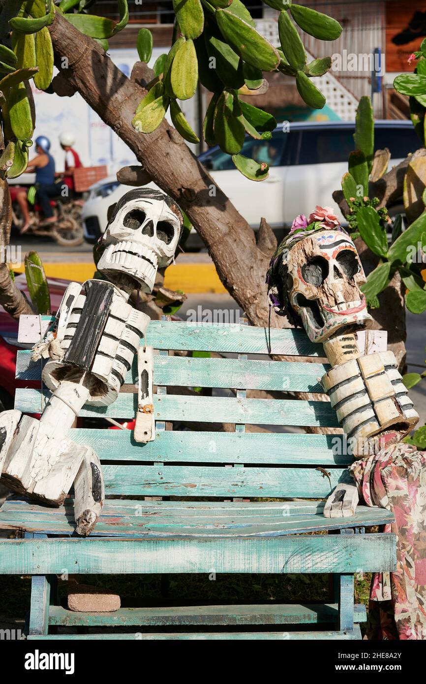 Deux squelettes placés sur un banc à Tulum, au Mexique Banque D'Images