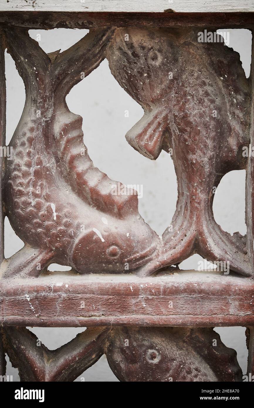 Des œuvres d'art du poisson sculptées dans la barrière de trottoir de Isla Holbox, au Mexique Banque D'Images