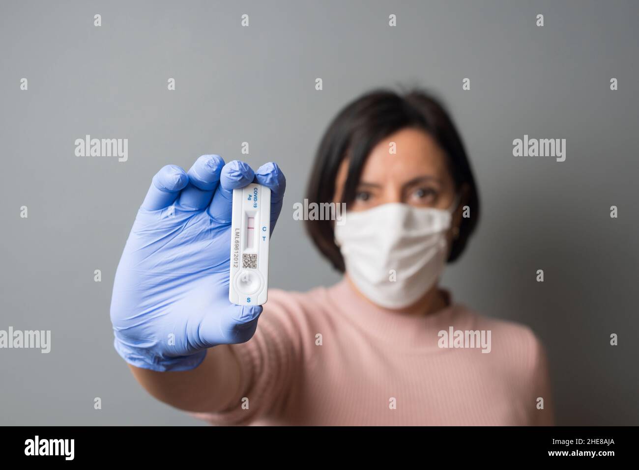 Femme présentant un test de débit latéral négatif Covid-19, Londres, Royaume-Uni Banque D'Images