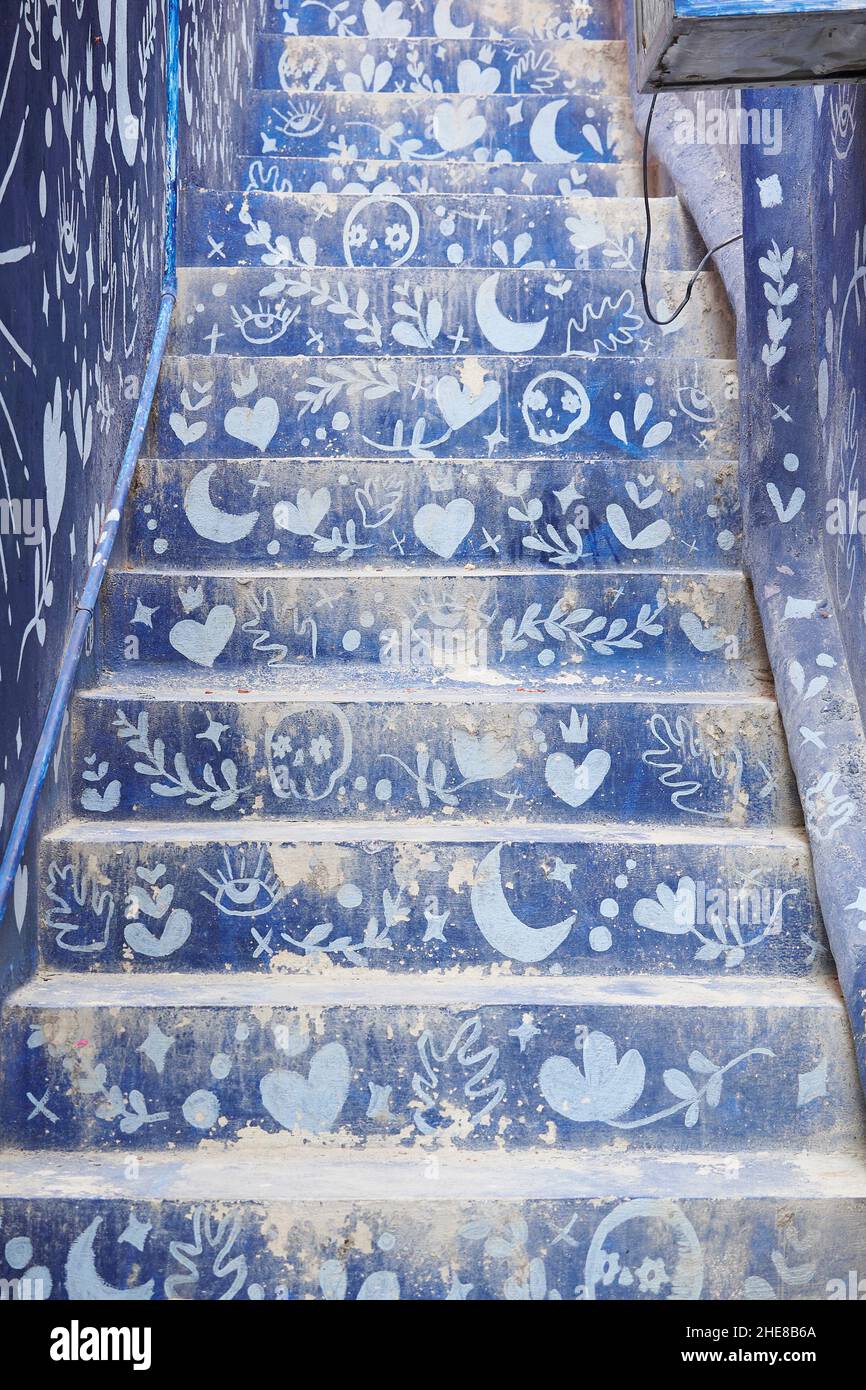 Escalier bleu artistique peint avec des symboles Banque D'Images