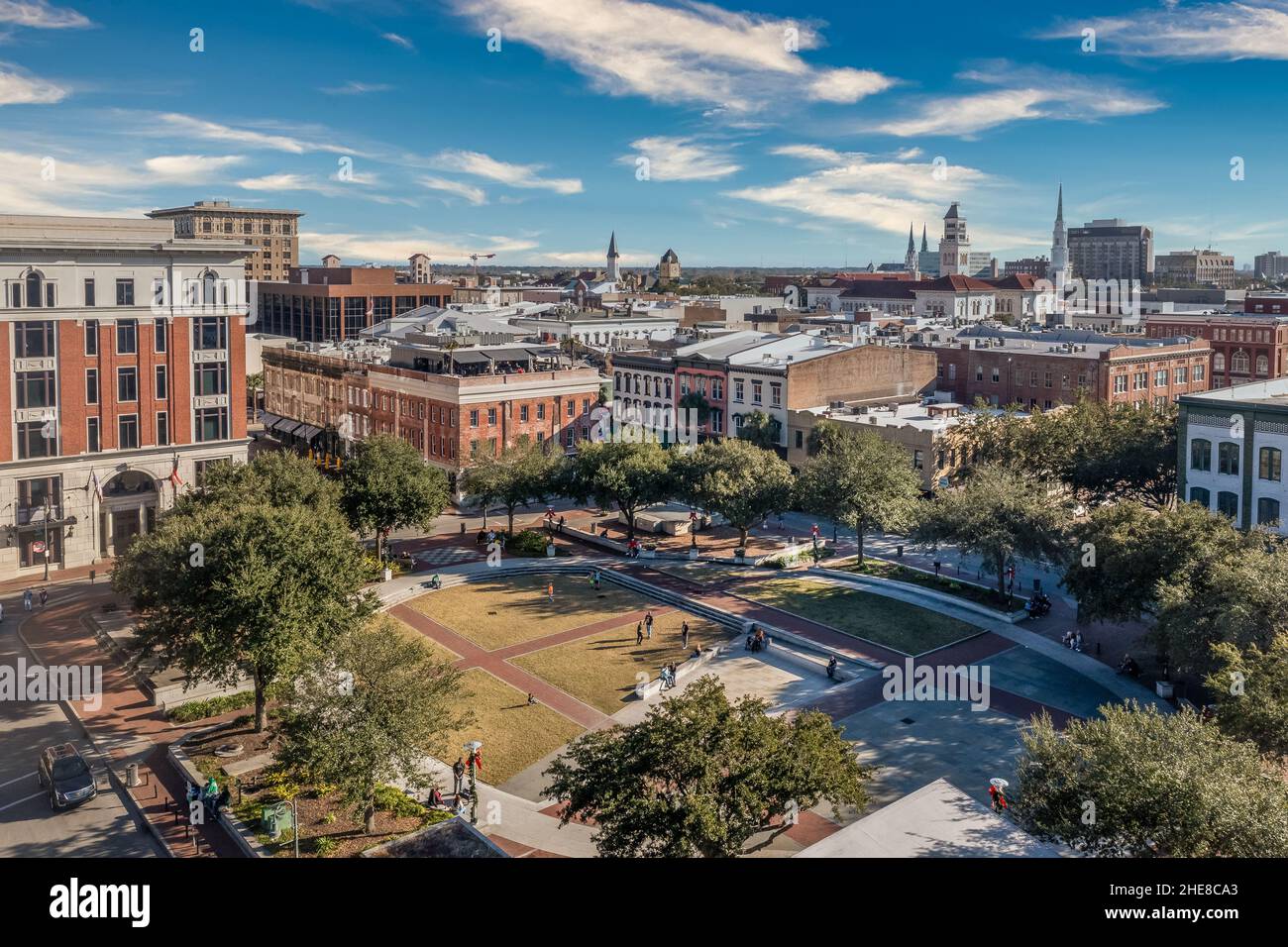 Vue aérienne d'Ellis Square Congress Street dans le centre-ville historique de Savannah avec parc ovale, bâtiment sur le toit, les touristes traînant Banque D'Images