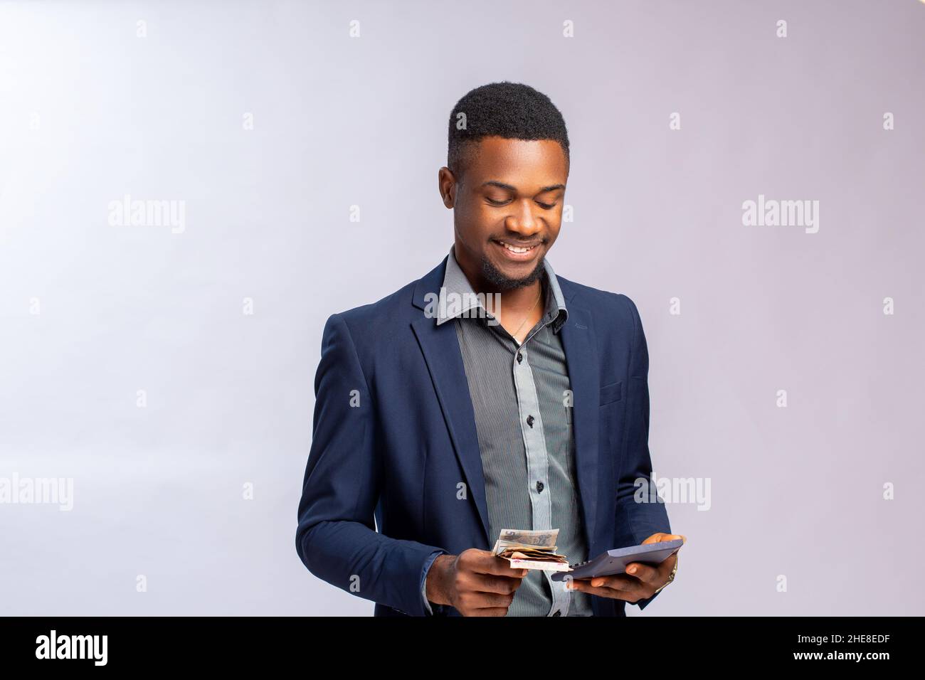 homme calculant l'argent dans sa main avec la calculatrice Banque D'Images