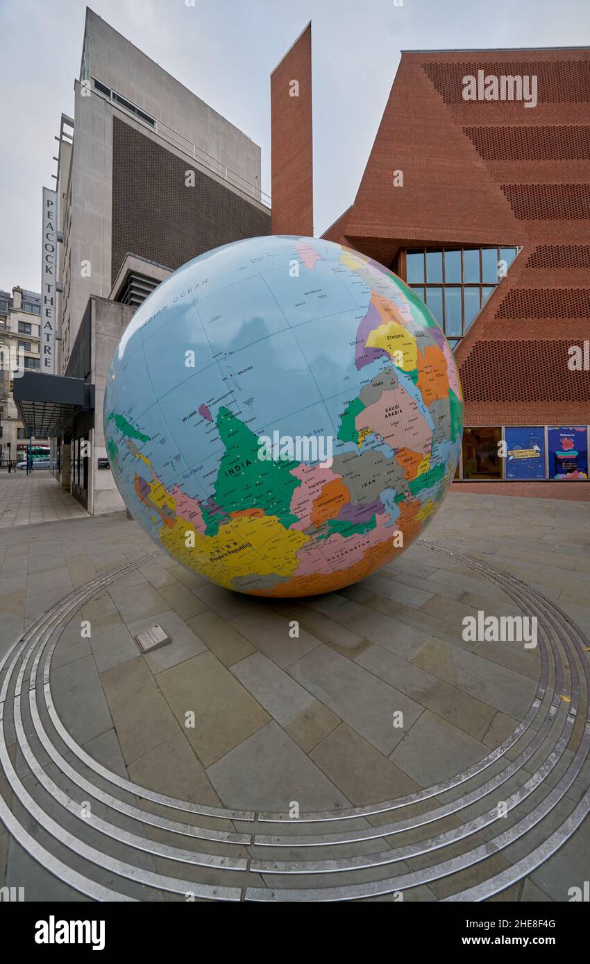 Le monde s'est renversé/ sculpture de l'artiste lauréat du prix Turner Mark Wallinger, sur Sheffield Street, Londres Banque D'Images