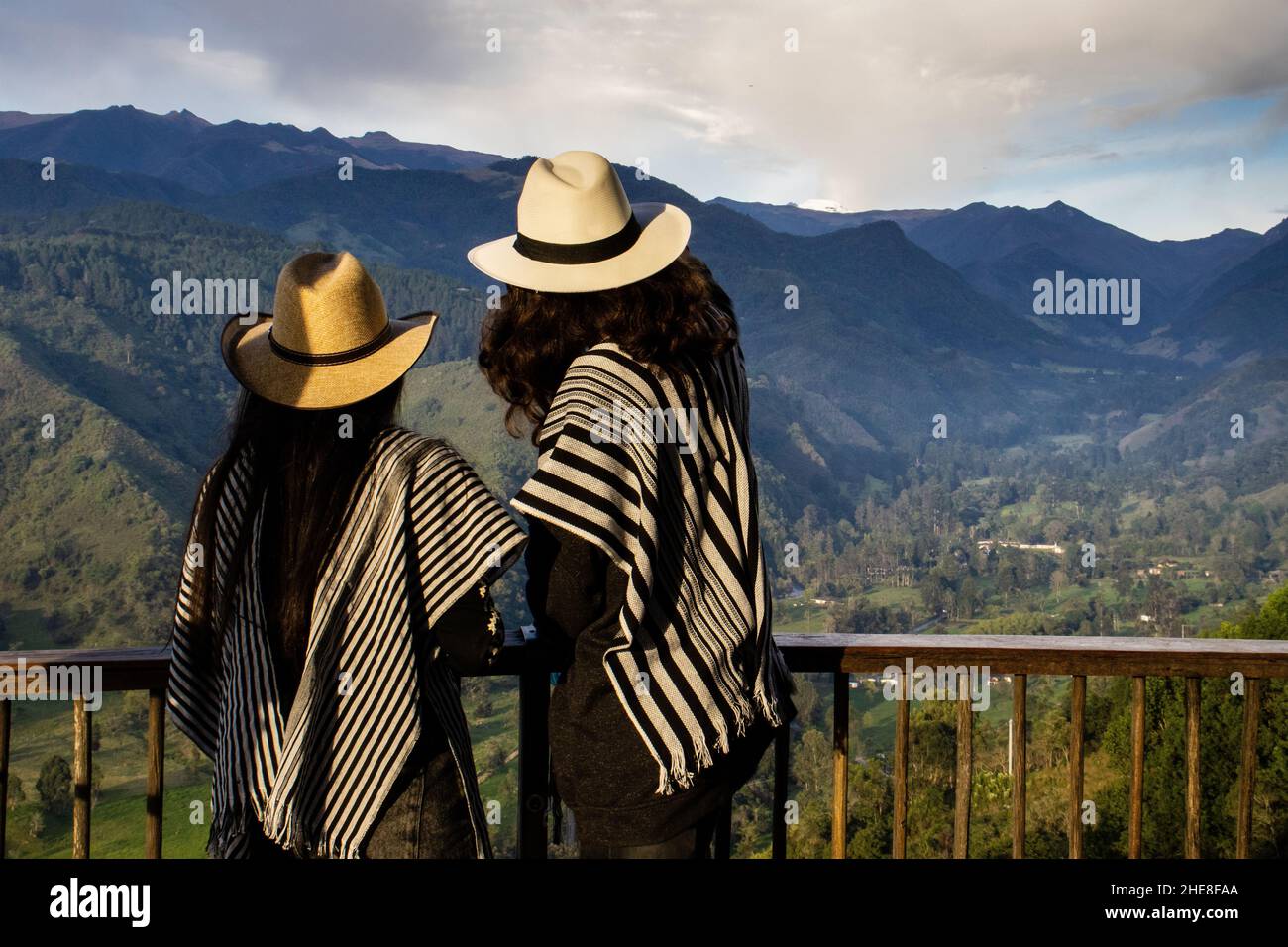 SALENTO, COLOMBIE - JUILLET 2021.Couple de jeunes touristes au beau point de vue sur la vallée de Cocora à Salento, situé sur la région de Quindi Banque D'Images