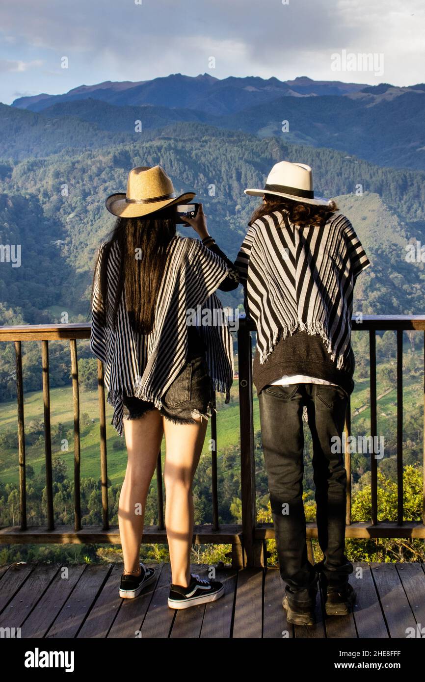 SALENTO, COLOMBIE - JUILLET 2021.Couple de jeunes touristes au beau point de vue sur la vallée de Cocora à Salento, situé sur la région de Quindi Banque D'Images