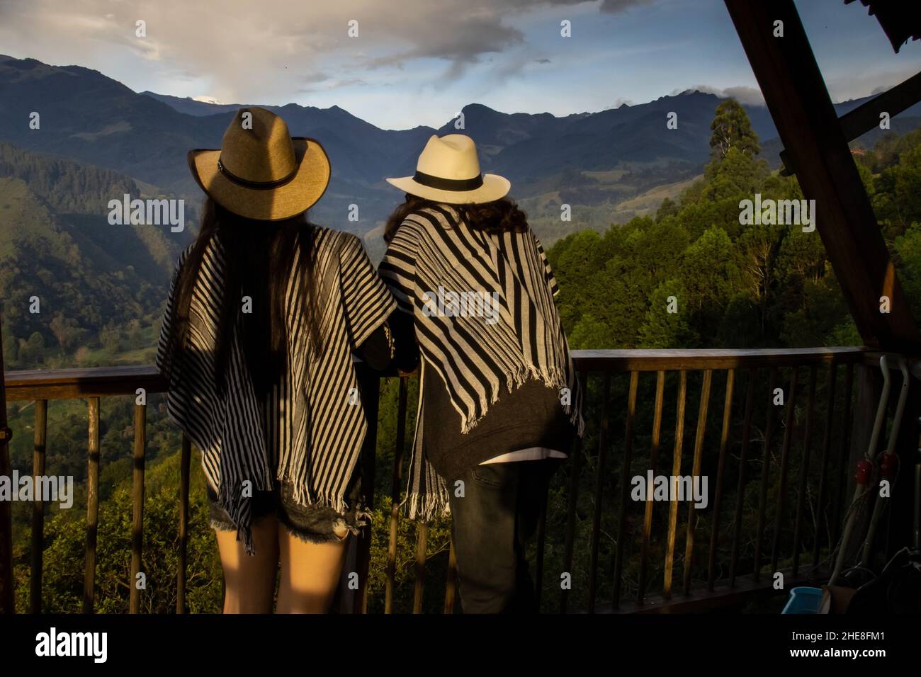 SALENTO, COLOMBIE - JUILLET 2021.Couple de jeunes touristes au beau point de vue sur la vallée de Cocora à Salento, situé sur la région de Quindi Banque D'Images