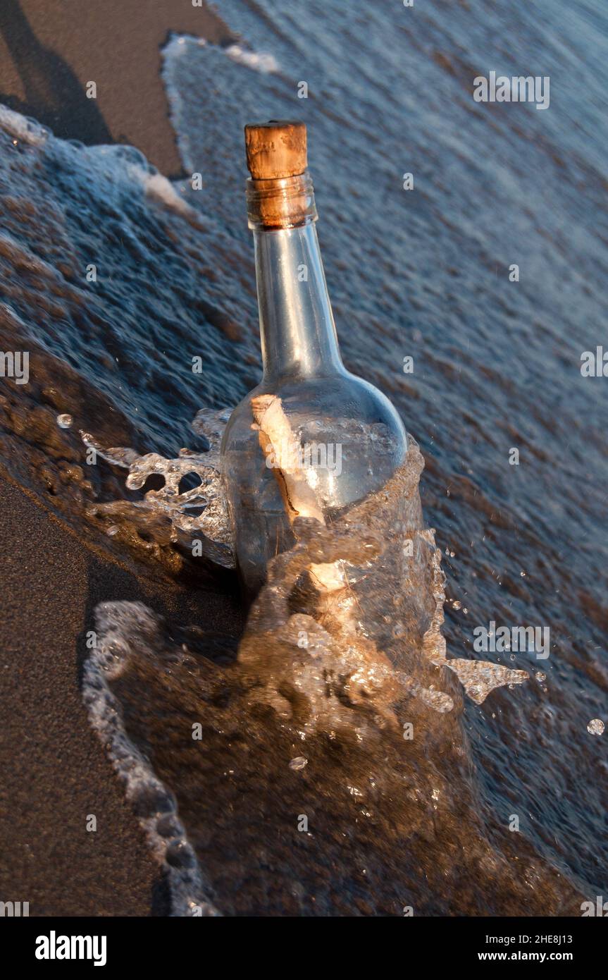 Message dans une bouteille échouée sur la plage Banque D'Images