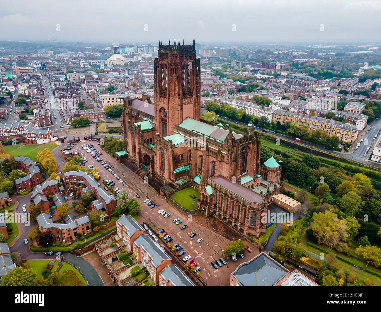 Photographie aérienne de la cathédrale de Liverpool entourée par le paysage urbain en Angleterre Banque D'Images