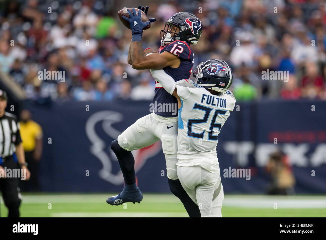 9 janvier 2022: Nico Collins, grand receveur de Houston Texans (12), fait une prise tout en étant défendue par Kristian Fulton, cornerback du Tennessee Titans (26), pendant le quart 3rd d'un match de football de la NFL entre les Titans du Tennessee et les Texans de Houston au stade NRG à Houston, au Texas.Les Titans ont gagné le jeu de 28 à 25...Trask Smith/(photo de Trask Smith/CSM/Sipa USA) Banque D'Images