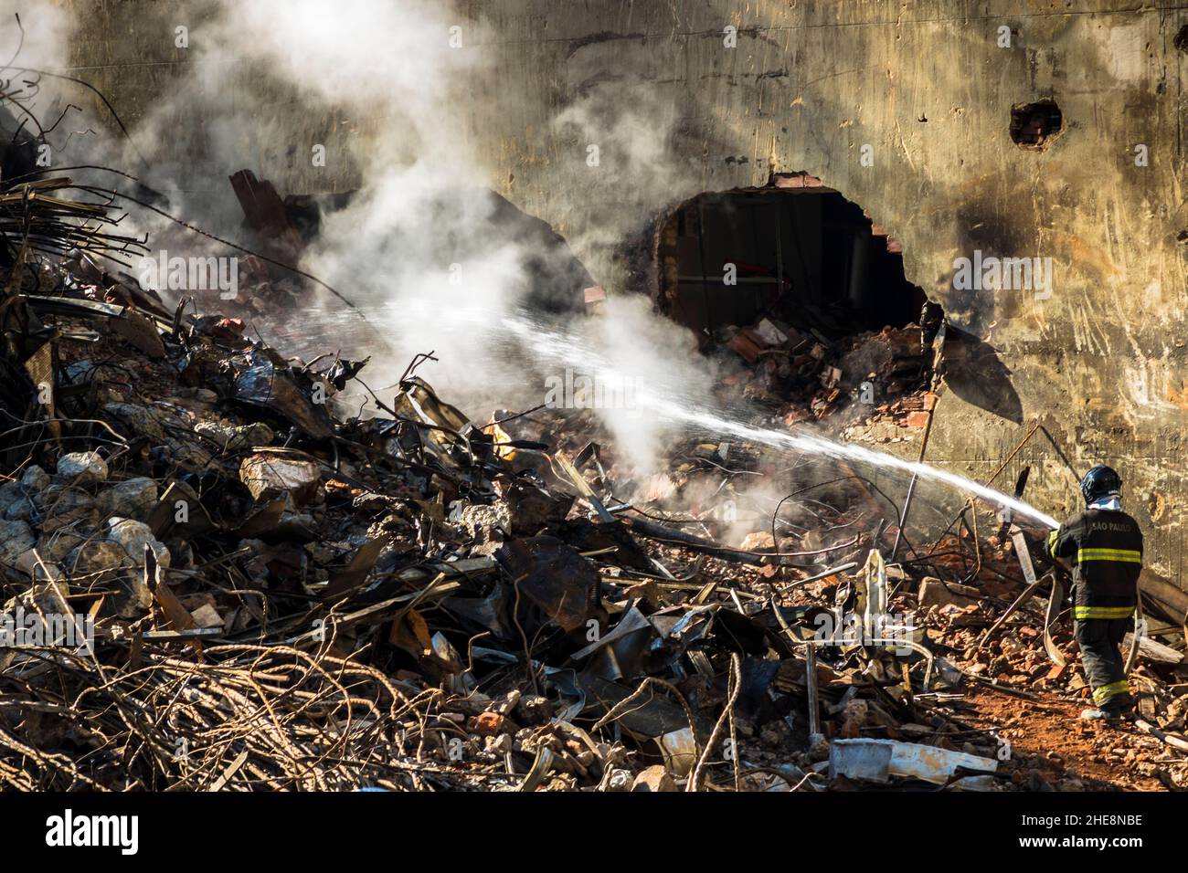 Sao Paulo, Brésil.04 mai 2018.Un pompier brésilien combat les flammes dans les décombres où un bâtiment de 24 étages s'est effondré après un incendie dans le centre-ville de São Pa Banque D'Images