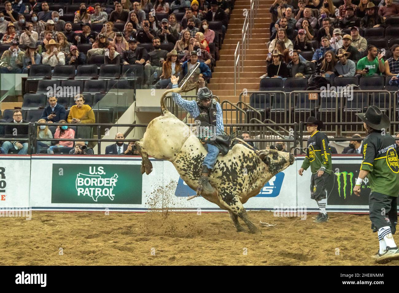 New York, États-Unis.07th janvier 2022.Conner Halverson passe à côté de grave Robber lors du Professional Bull Riders 2022, déchaînez l'événement Beast au Madison Square Garden à New York.Crédit : SOPA Images Limited/Alamy Live News Banque D'Images