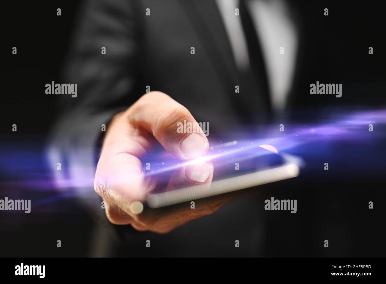 Homme d'affaires utilisant un smartphone mobile, gros plan de la main tapotant l'écran tactile avec le pouce, mise au point sélective Banque D'Images