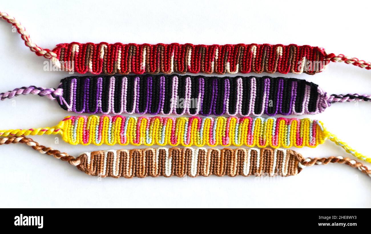 Bracelets d'amitié tissés de bricolage avec différentes tressage.Accessoire d'été Banque D'Images