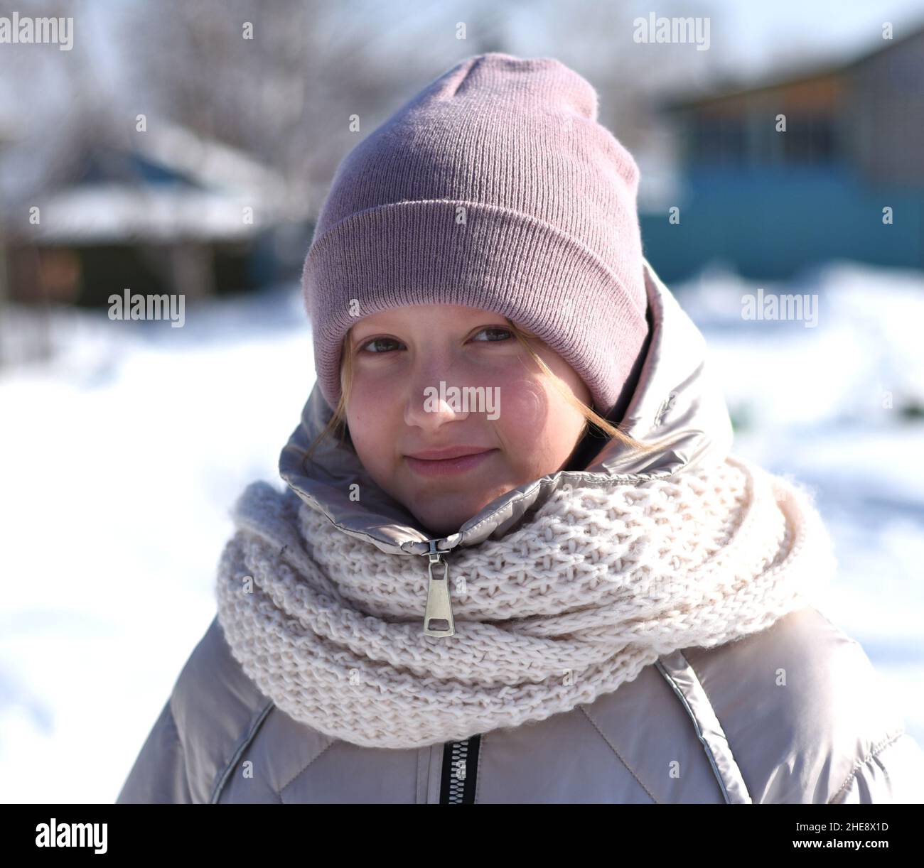 Portrait d'une fille russe de 12 ans regardant l'appareil photo sur fond d'hiver. Banque D'Images